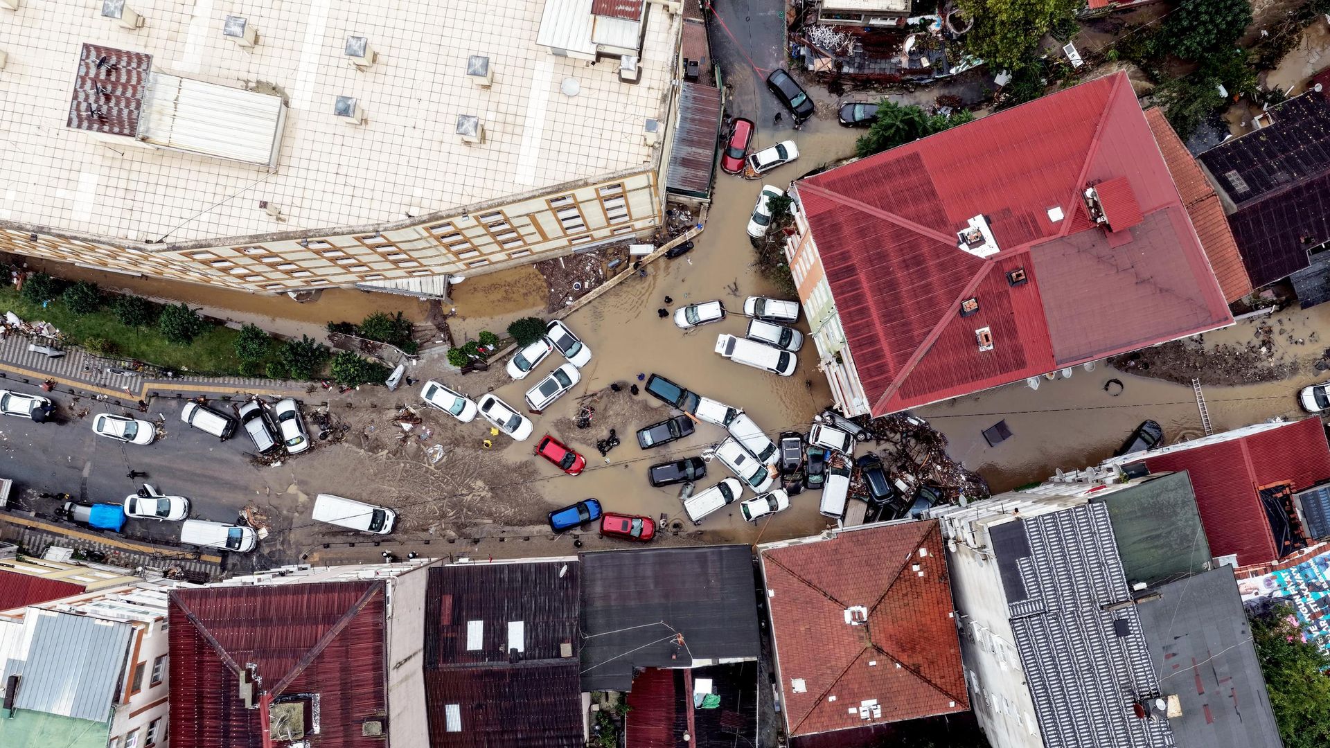 İstanbul'da okullar yarın da tatil edildi