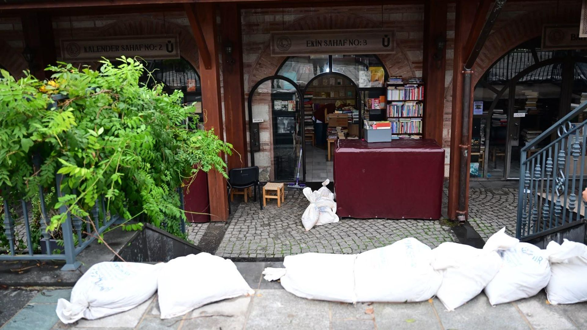 Üsküdar Sahaflar Çarşısı'nı yine su bastı: Birçok kitap ıslandı