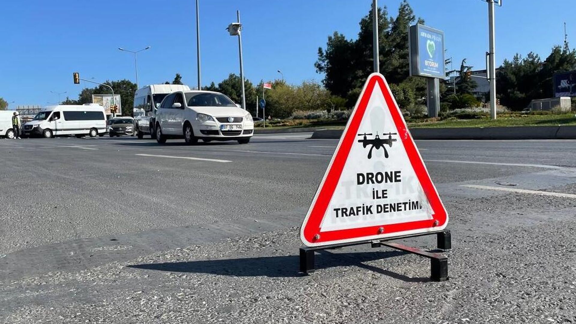 Trafik denetiminde otomobilini bırakıp kaçtı, drone ile yakalandı