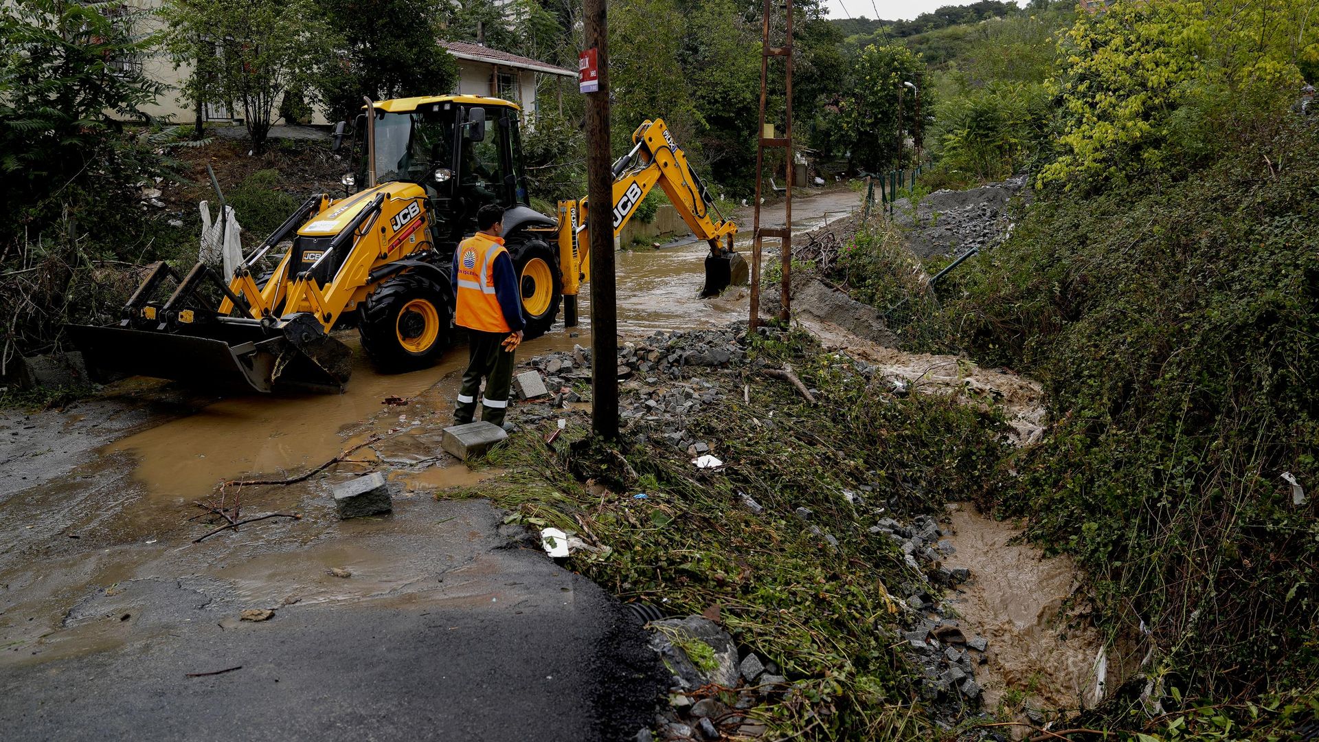 İstanbul felaketin izlerini silmeye çalışıyor: Kentte  temizlik ve onarım çalışmaları sürüyor
