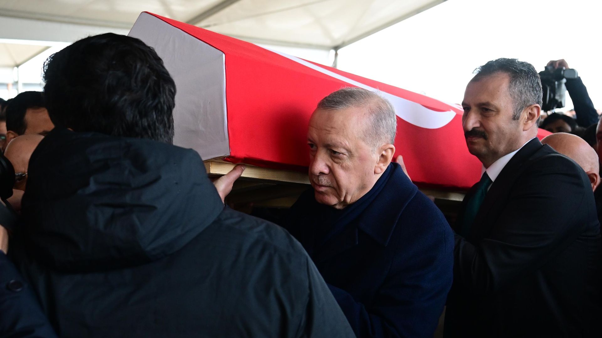 Gültekin son yolculuğuna uğurlandı: Cumhurbaşkanı Erdoğan tabutuna omuz verdi
