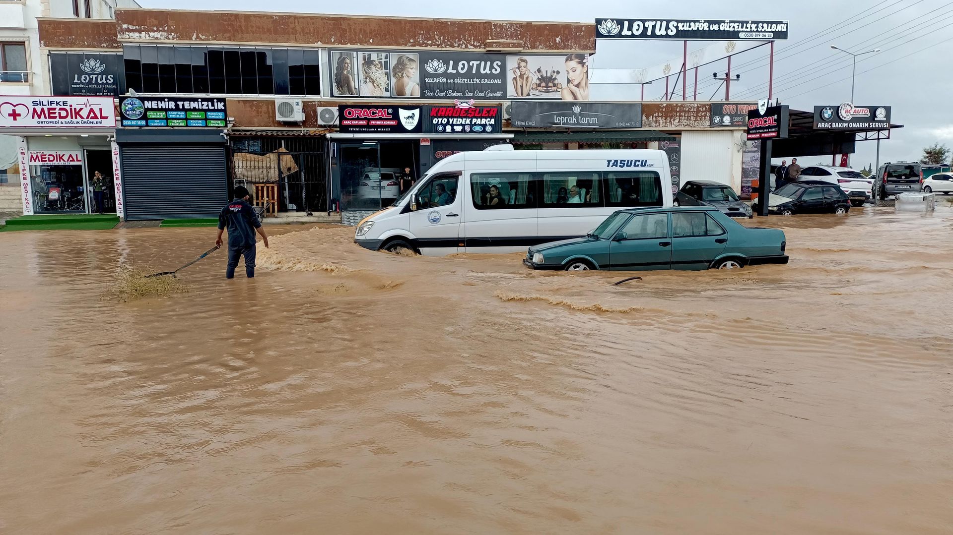 Mersin'i sağanak vurdu: Bazı ev ve iş yerlerini su bastı
