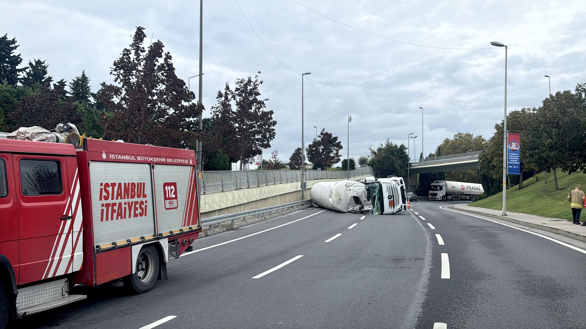 Bakırköy'de LNG yüklü tanker devrildi: Bölge trafiğe kapatıldı