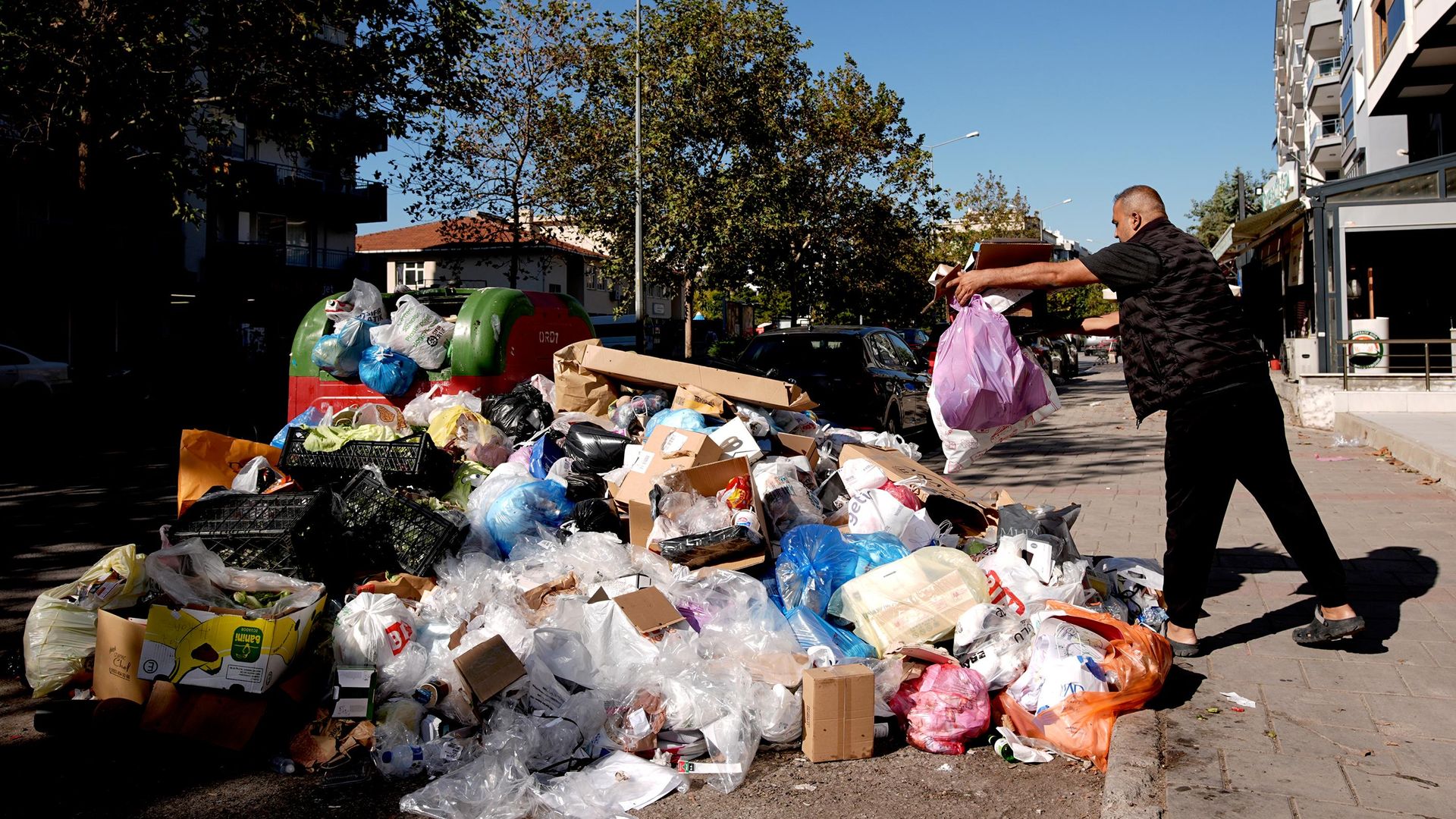 İzmir Karşıyaka'da toplanmayan çöpler birikti: Çöpler neden toplanmıyor?
