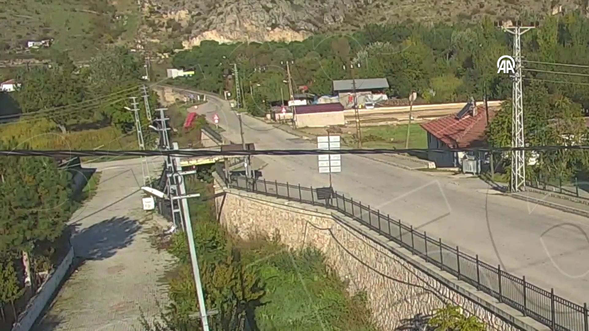 Yolcu dolu minibüs dere yatağına devrildi: Çok sayıda yaralı var
