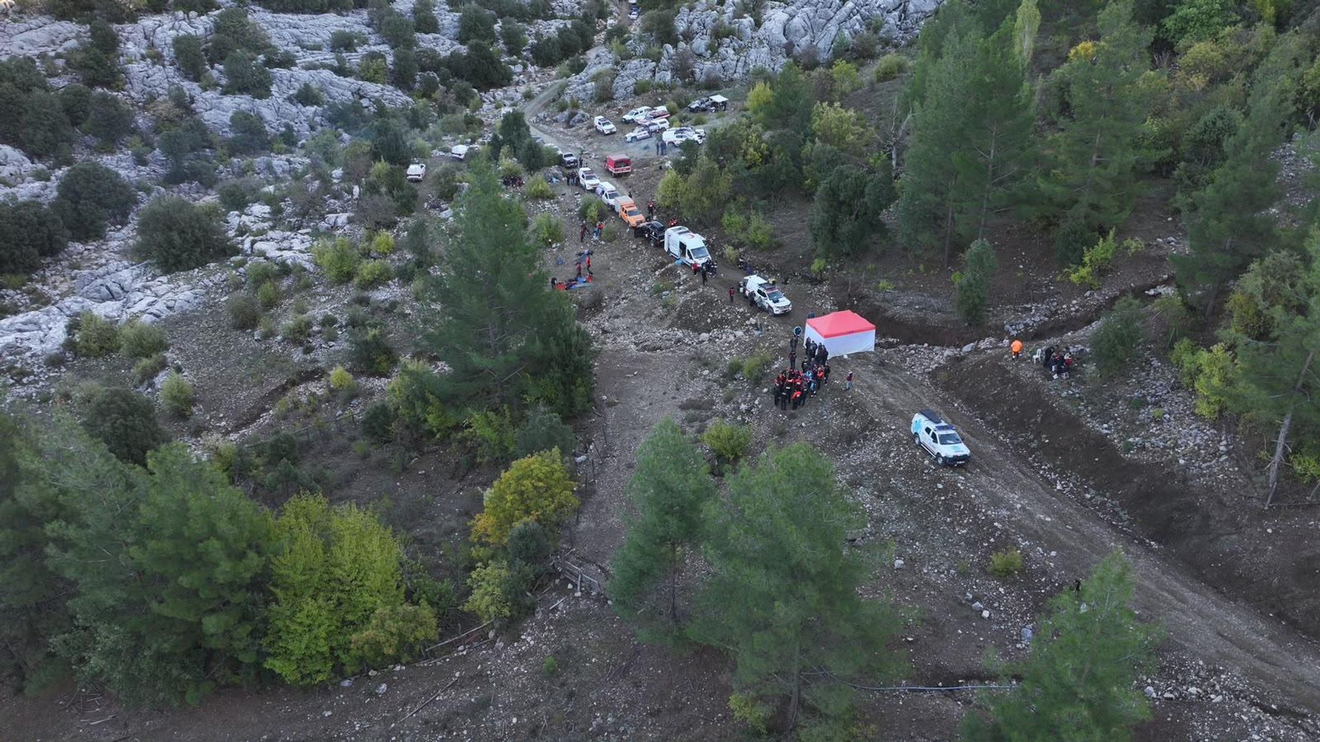 Yazılı Kanyonda mahsur kalan 10 kişiyi kurtarma çalışmaları sürüyor