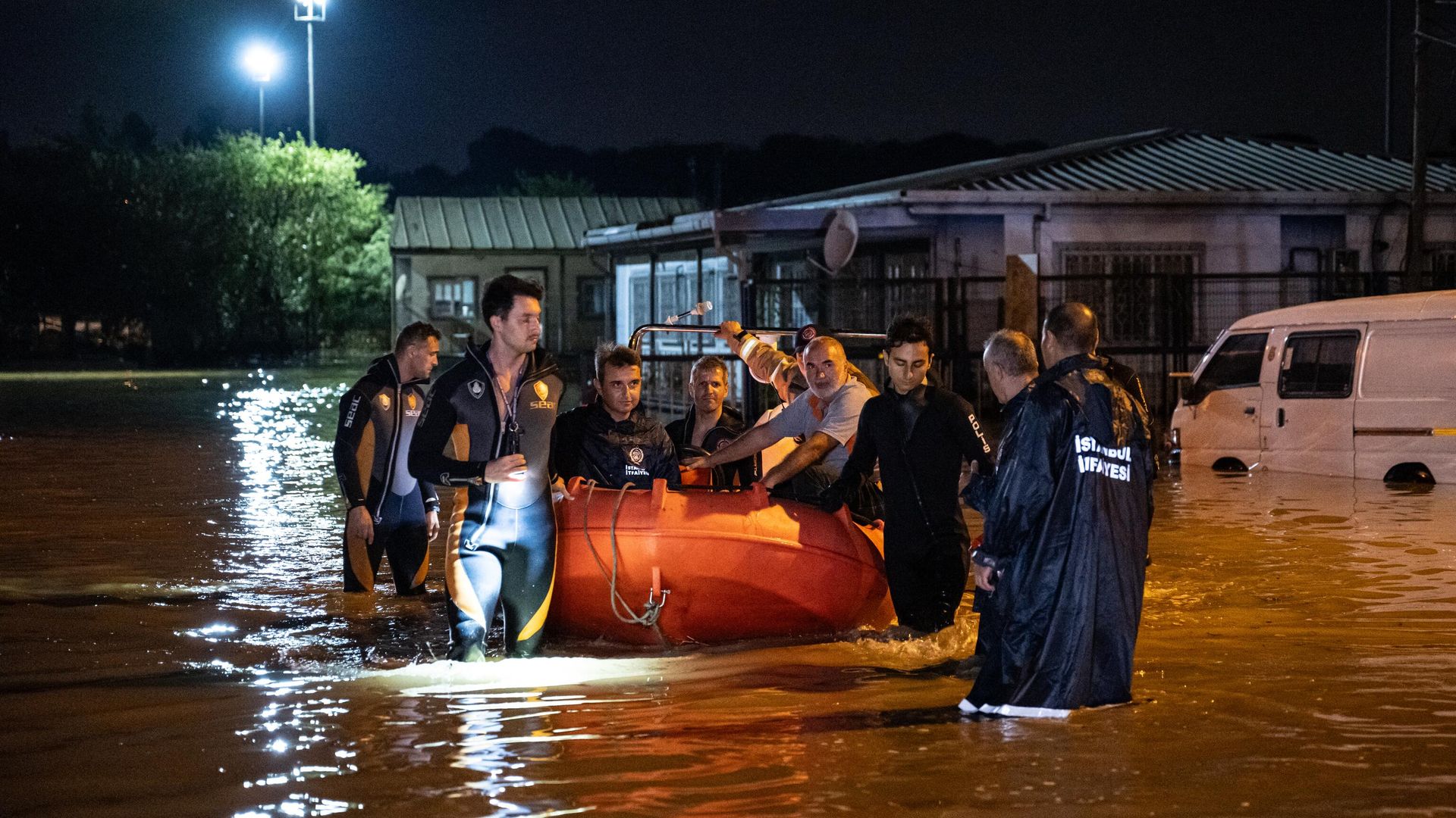 İstanbul'da 10 ilçe için alarm zilleri çalıyor:  Sel tehlikesi altında olan noktalar