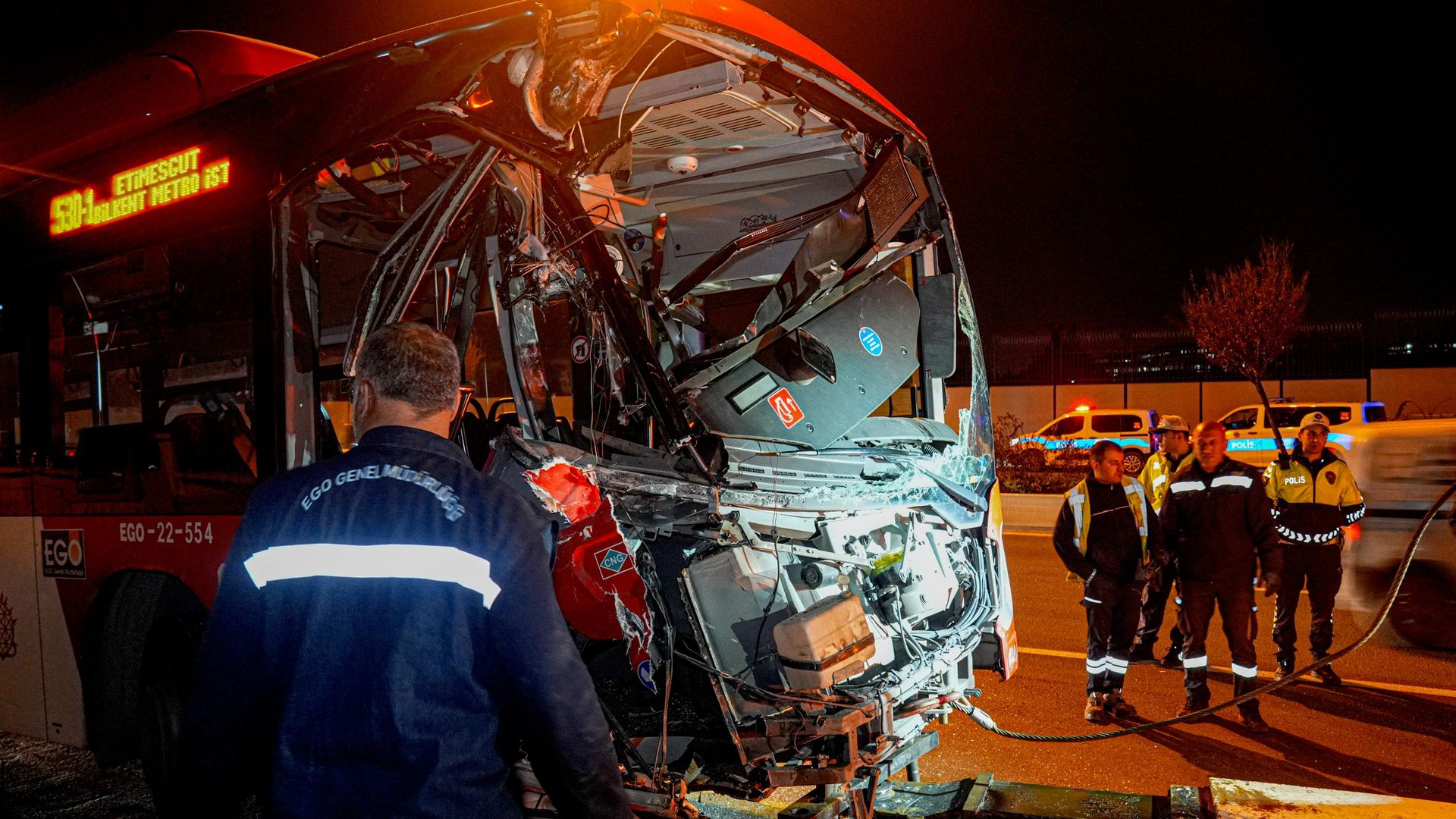 Ankara'da EGO otobüsü üst geçidin ayağına çarptı: 24 yaralı
