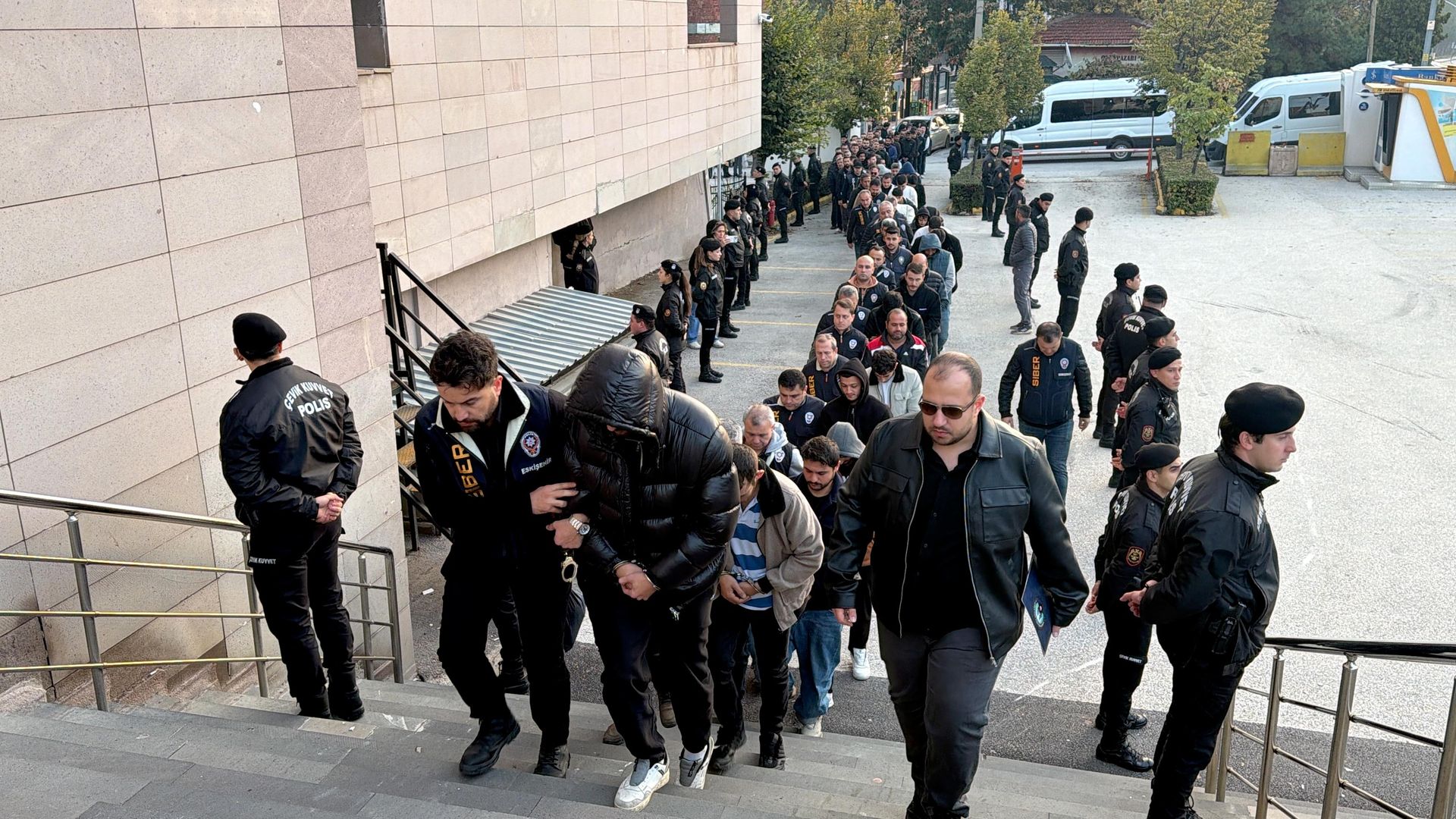 Eskişehir merkezli 33 ilde yasadışı bahis operasyonu: 78 zanlı tutuklandı