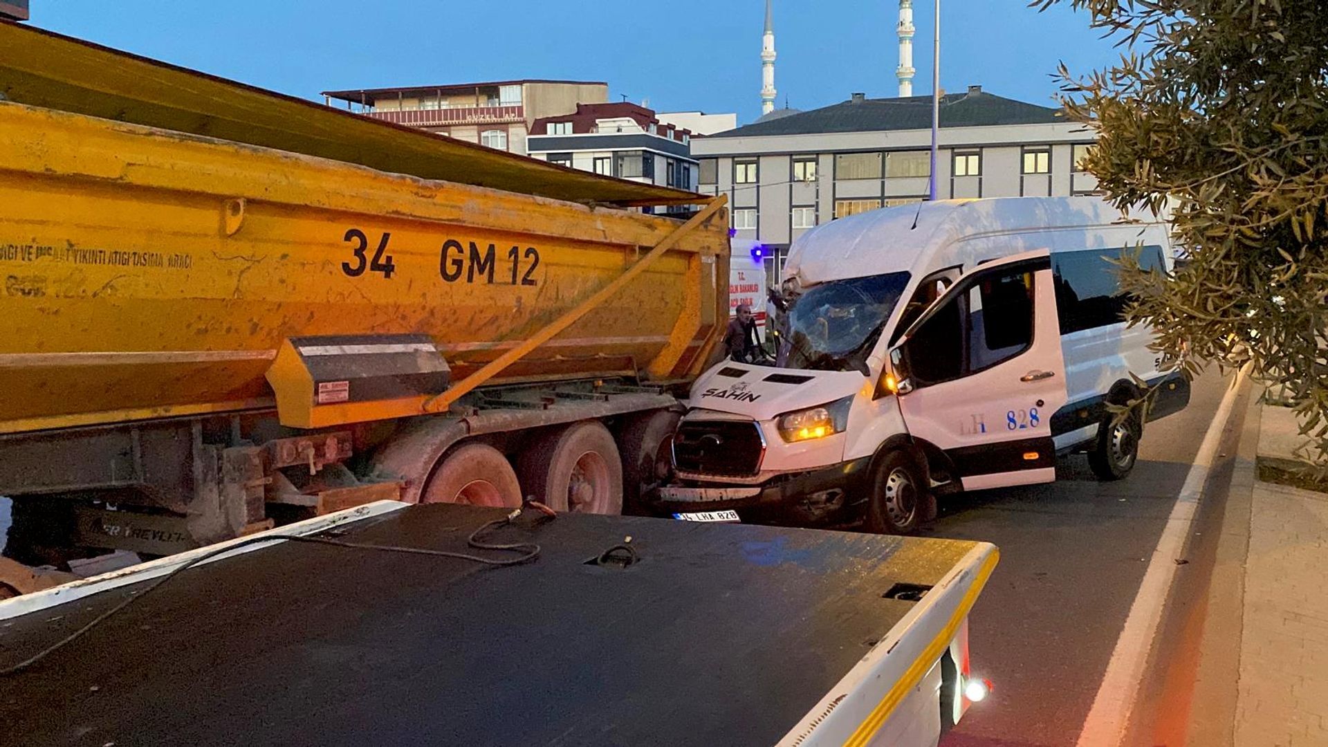 İstanbul'da servis minibüsü kamyona çarptı: Yaralılar var