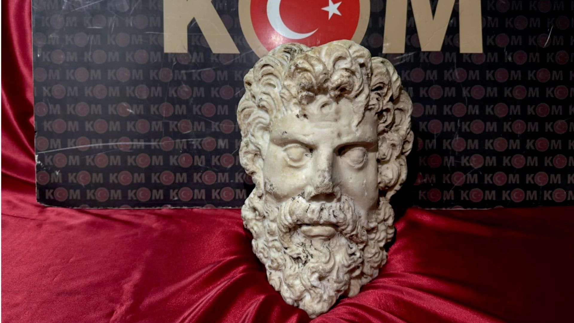 İzmir'de yaklaşık 2 bin yıllık Zeus heykel başı ele geçirildi