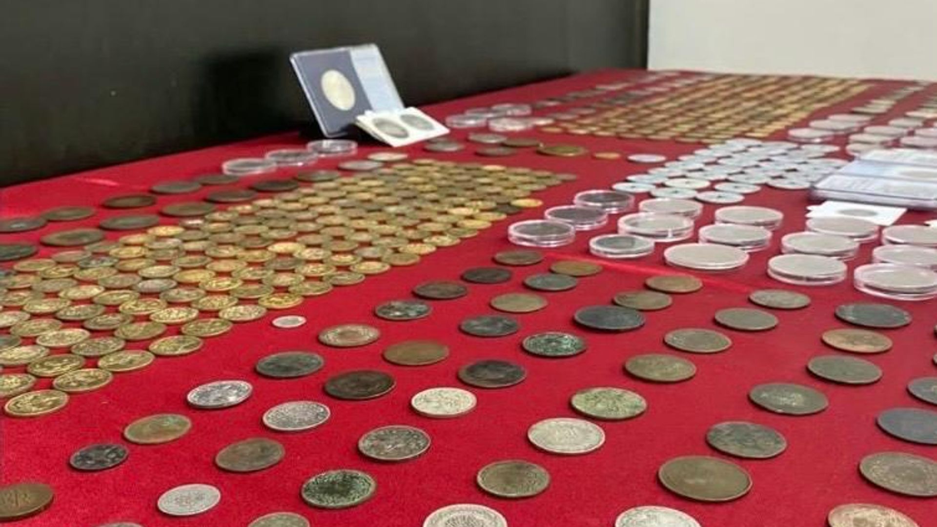 İzmir'de tarihi eser operasyonu: 672 sikke ele geçirildi