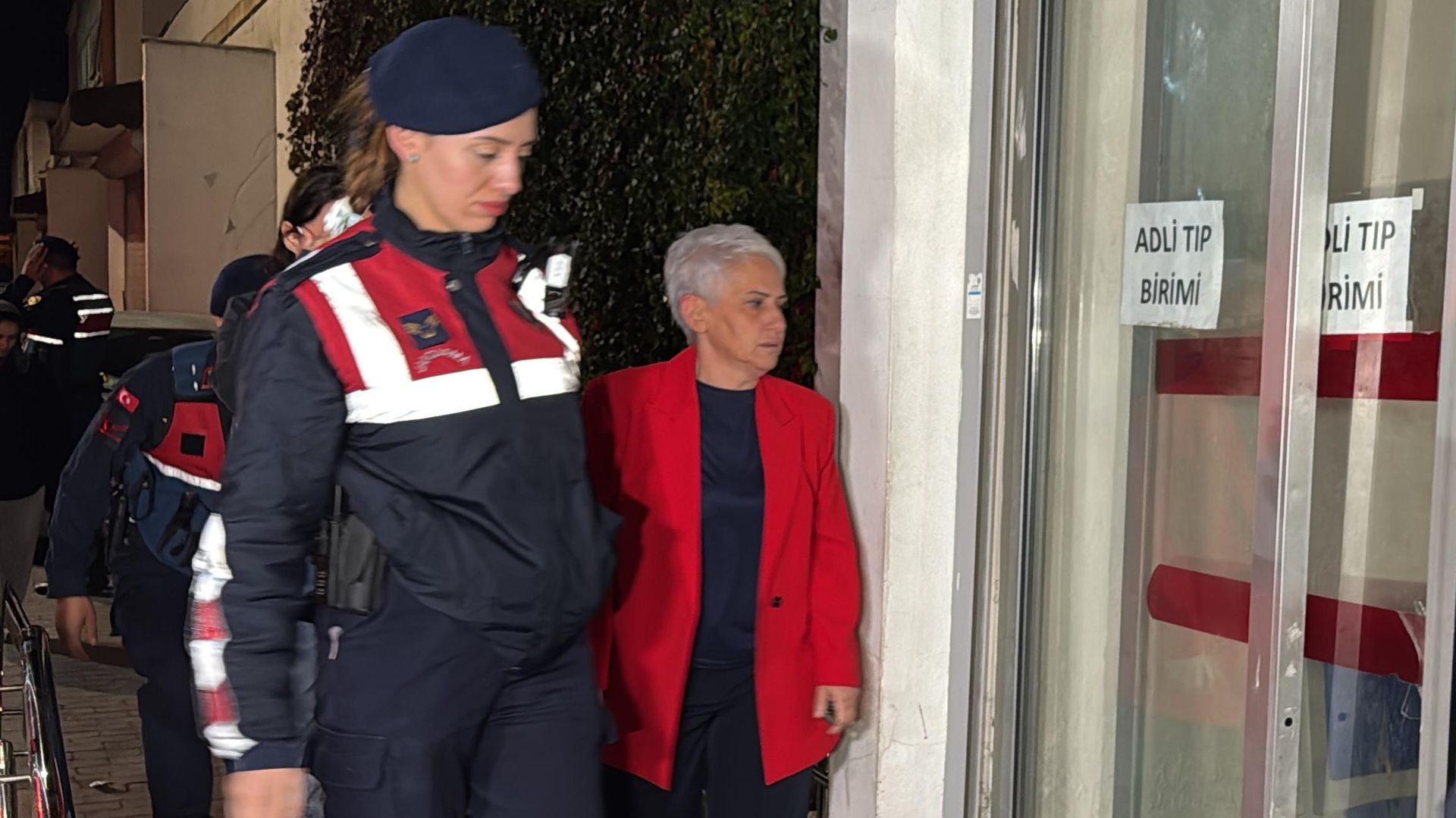 Çukurova Belediyesi'ne operasyon: Gözaltına alınan belediye başkanı dahil 49 kişi adliyeye sevk edildi