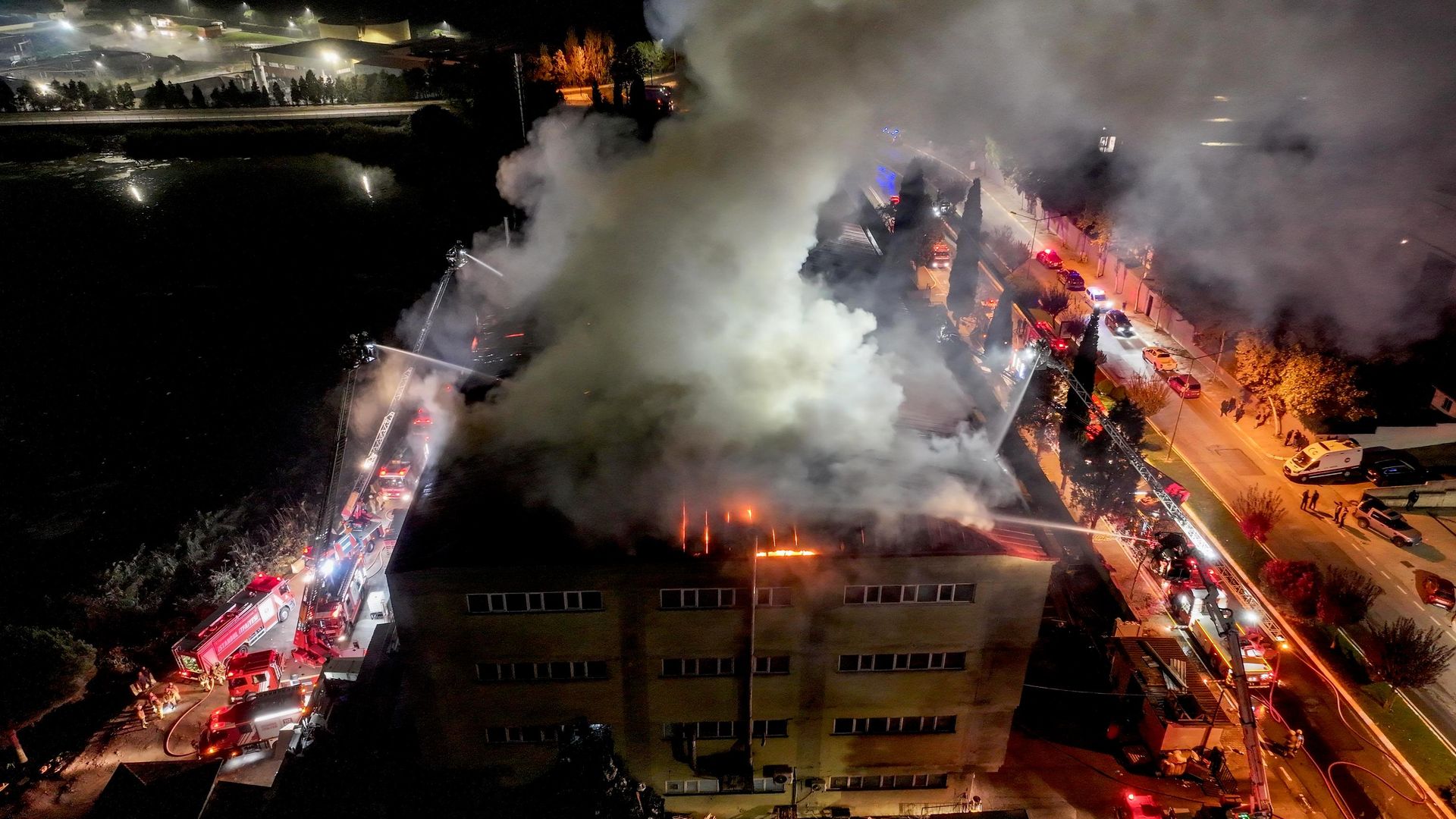Alevler 2 metreye ulaşmıştı: Tuzla'daki fabrika yangını söndürüldü