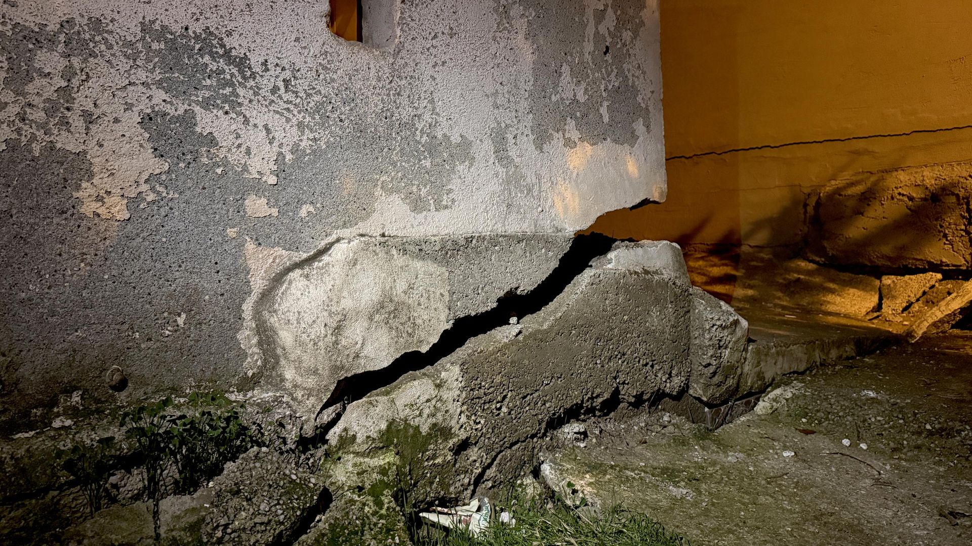 Mersin'de 40 kişi tahliye edildi: Binadaki derin çatlaklar korkuttu