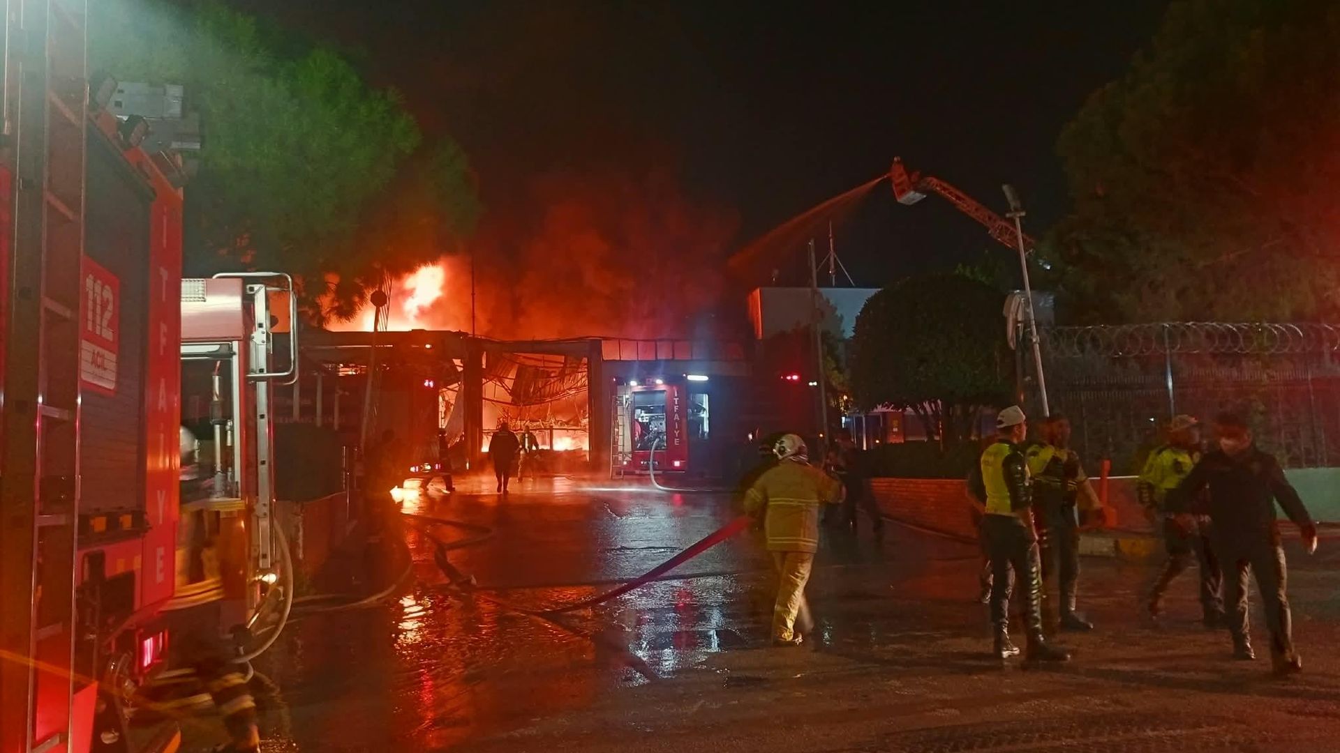 Manisa'da akü fabrikasında yangın: Ekipler sevk edildi