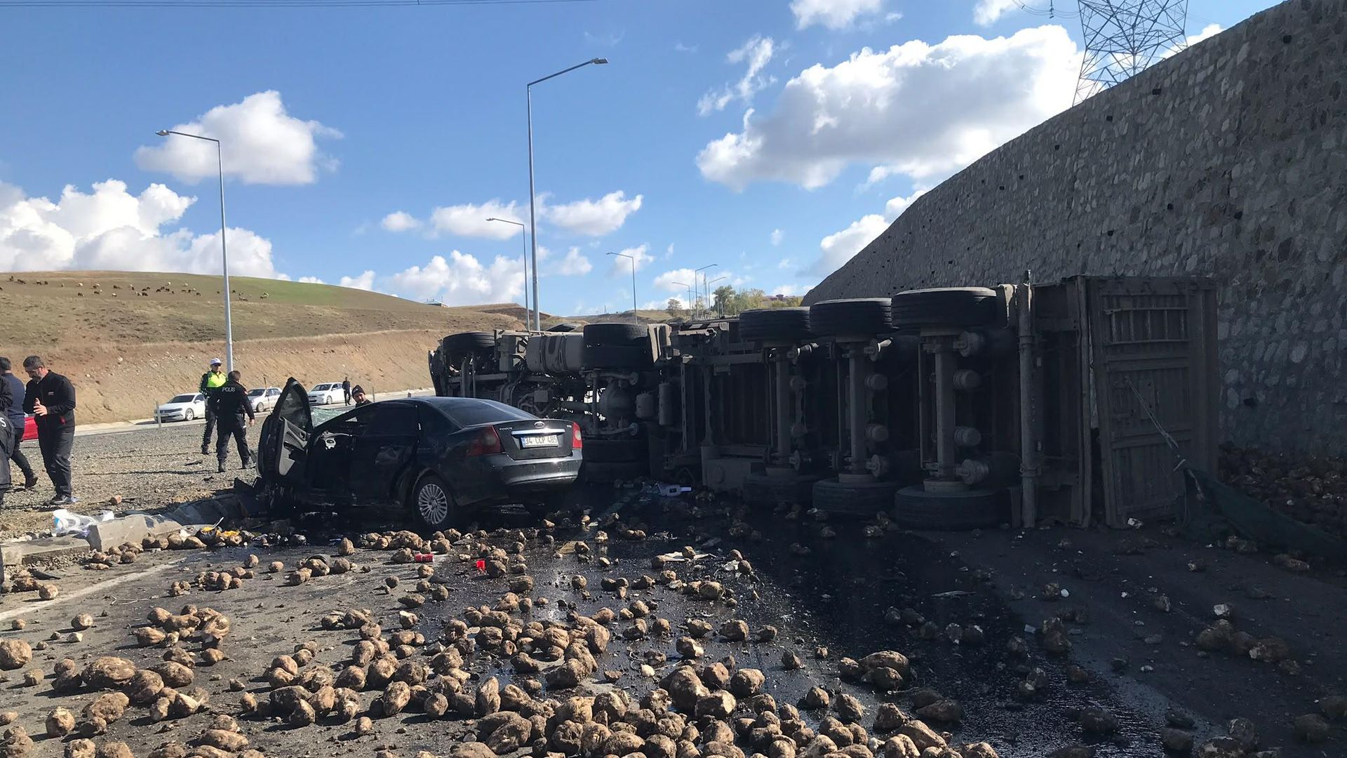 Ağrı'da şeker pancarı yüklü tır ile otomobil çarpıştı: 4 ölü