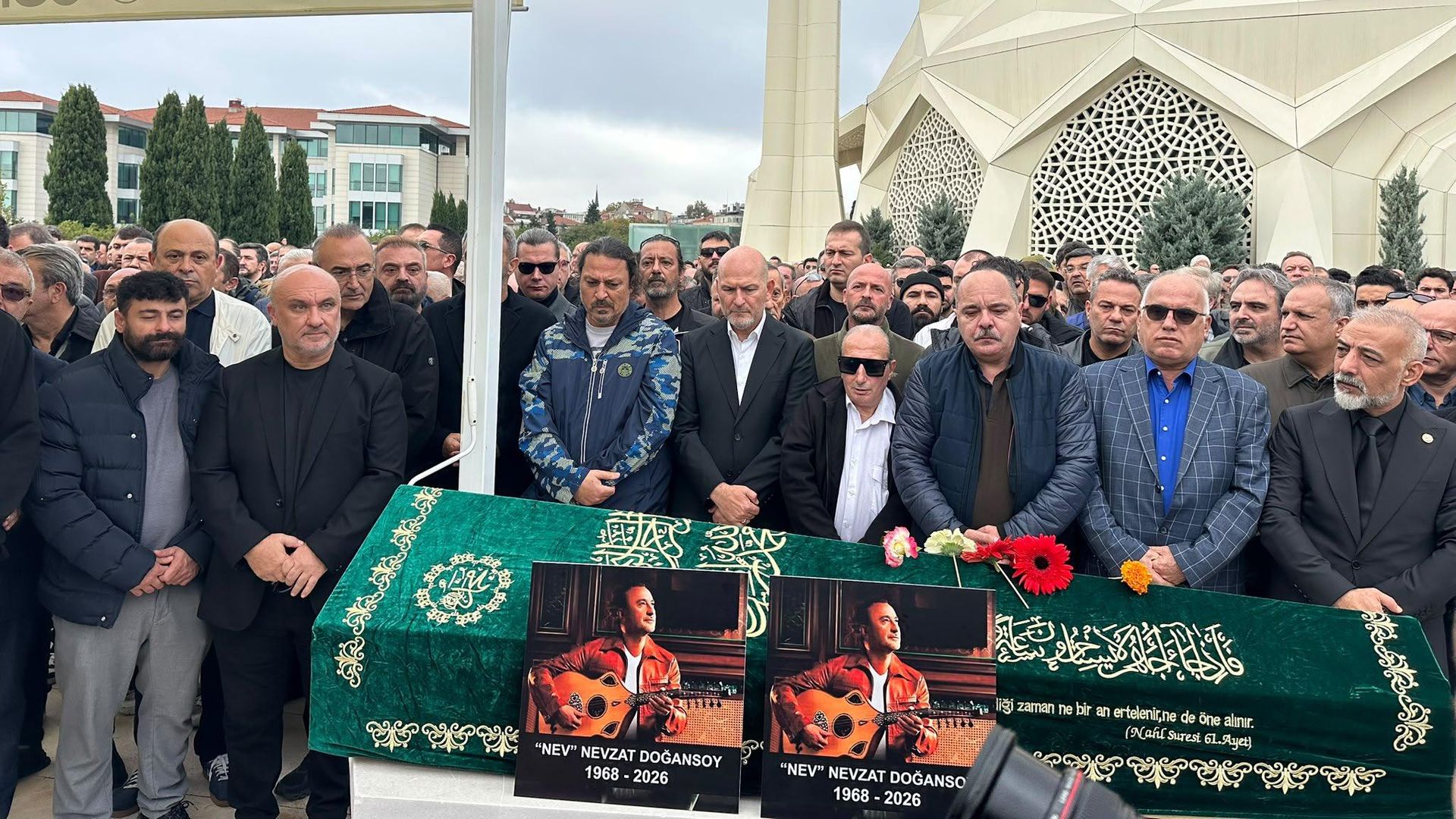 Şarkıcı Nev, son yolculuğuna uğurlandı: Cenazeye birçok ünlü isim katıldı