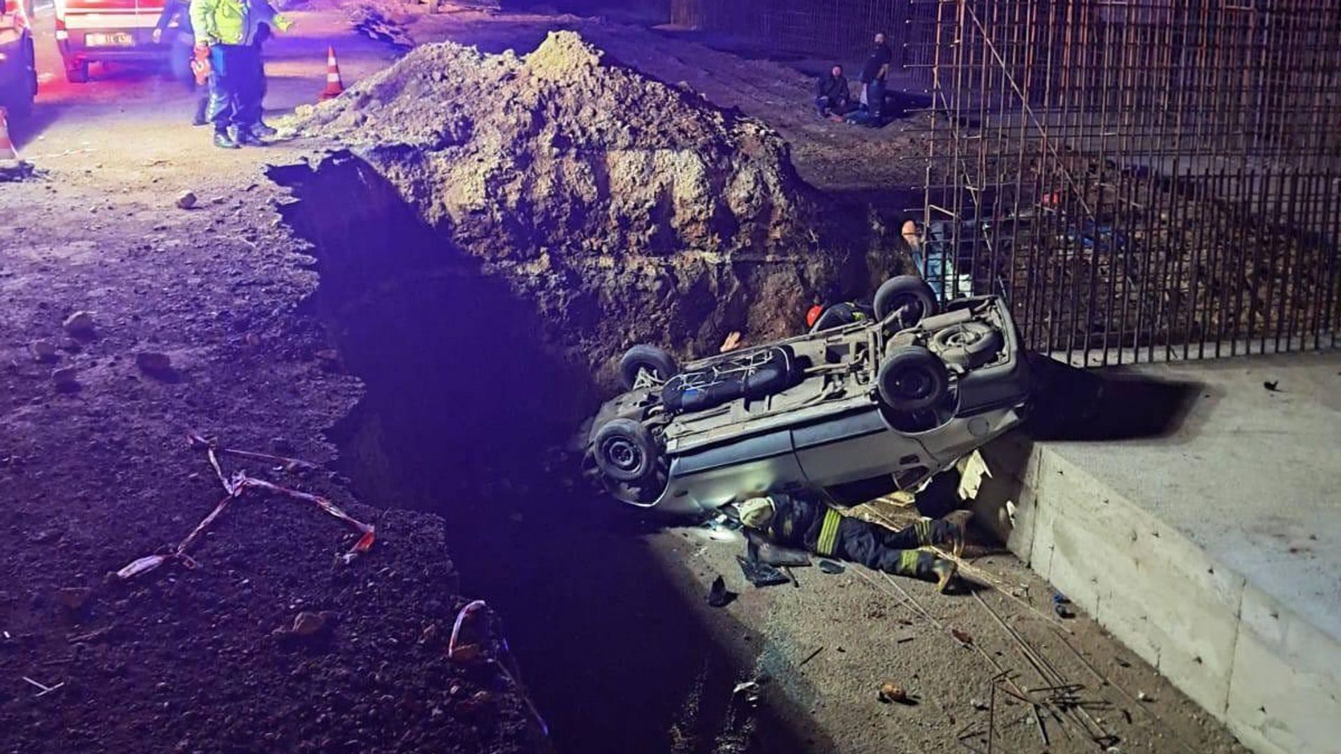 Yol yapım çalışmaları kapsamında açılan çukura otomobil düştü: Bir kişi hayatını kaybetti, 5 kişi yaralandı
