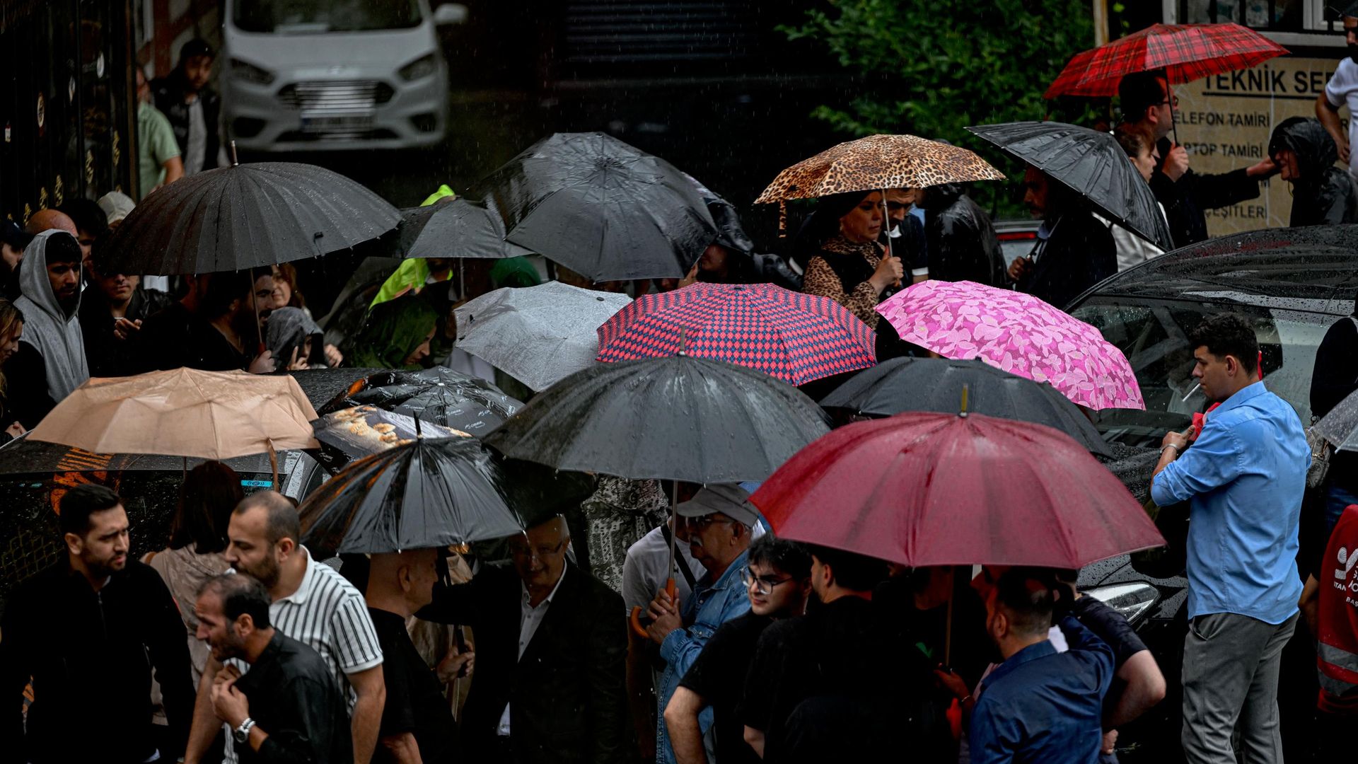 İstanbul'a kış geliyor, AKOM saat verdi: Sıcaklıklar 7 derece birden düşecek, sağanak etkili olacak