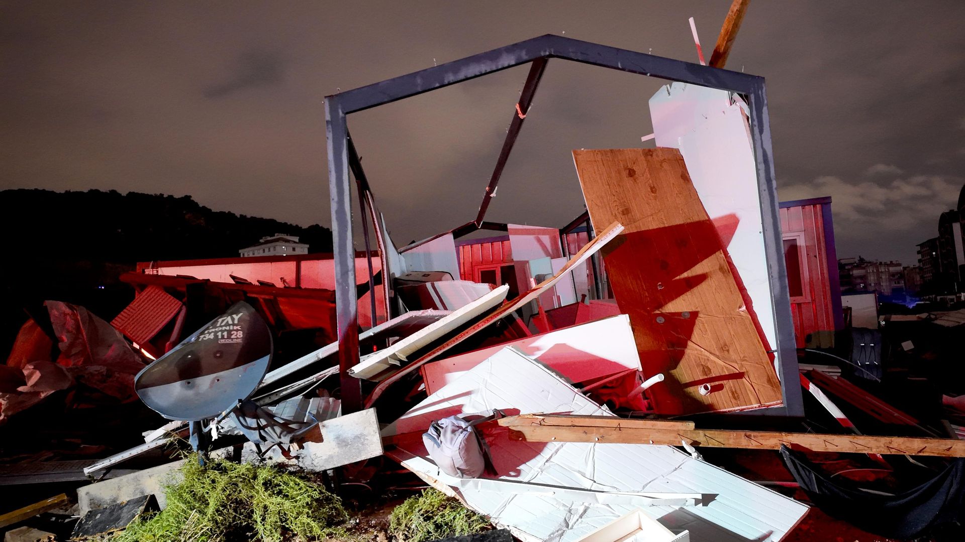 Antalya’da hortum faciası: 4 işçi hayatını kaybetti, 1 yaralı