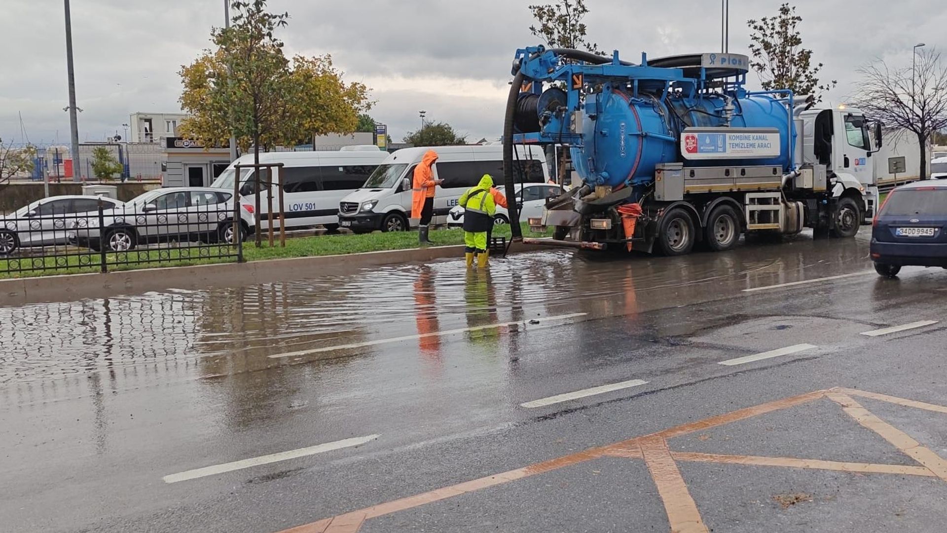 İstanbul'da sağanak yağış etkili oldu: Pendik'te alt geçidi su bastı