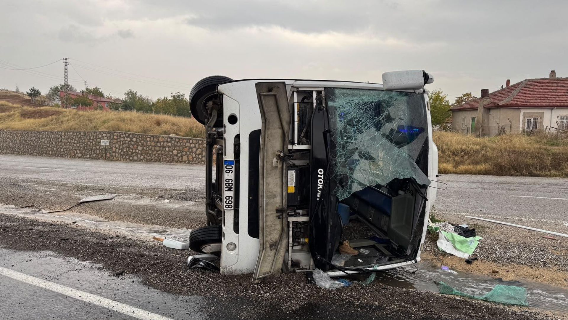 Kırıkkale'de midibüs devrildi: 1'i ağır 15 kişi yaralandı