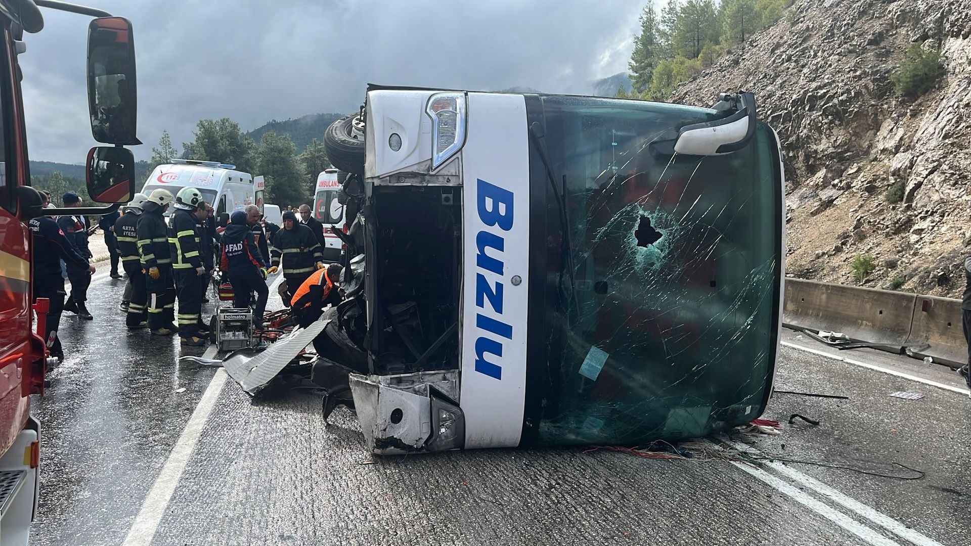 Burdur'da yolcu otobüsü devrildi: Ölü ve yaralılar var