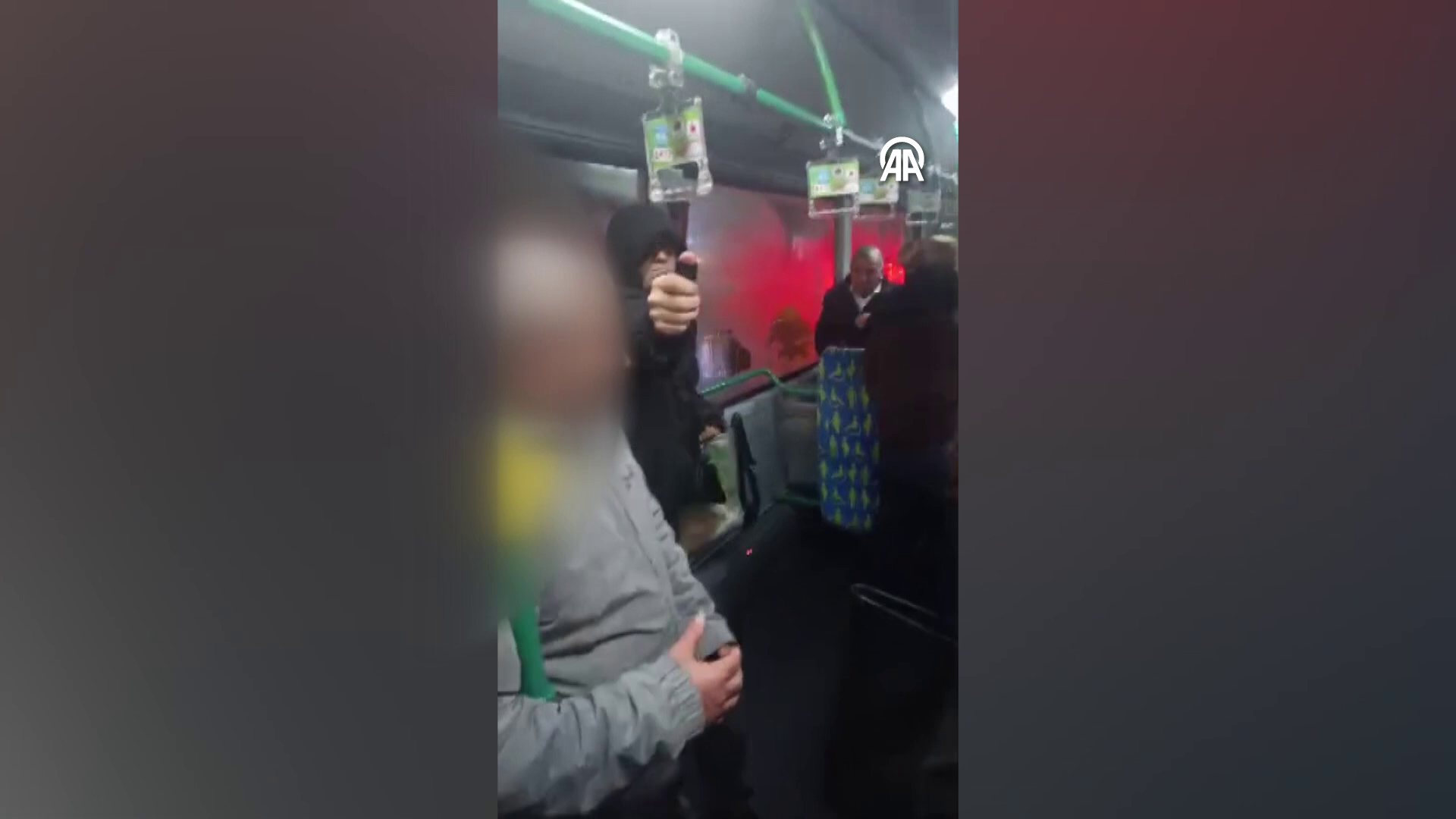 Belediye otobüsünde biber gazı paniği: Önce vurdu sonra sıktı