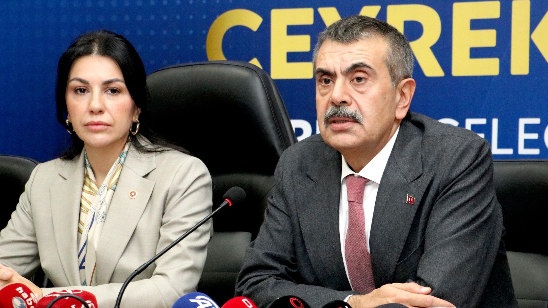 Bakan Tekin'den fon soruşturması yorumu: 'Tayyip Erdoğan'ın yanında hırsızlık, arsızlık, yolsuzluk yapanın yeri yoktur'