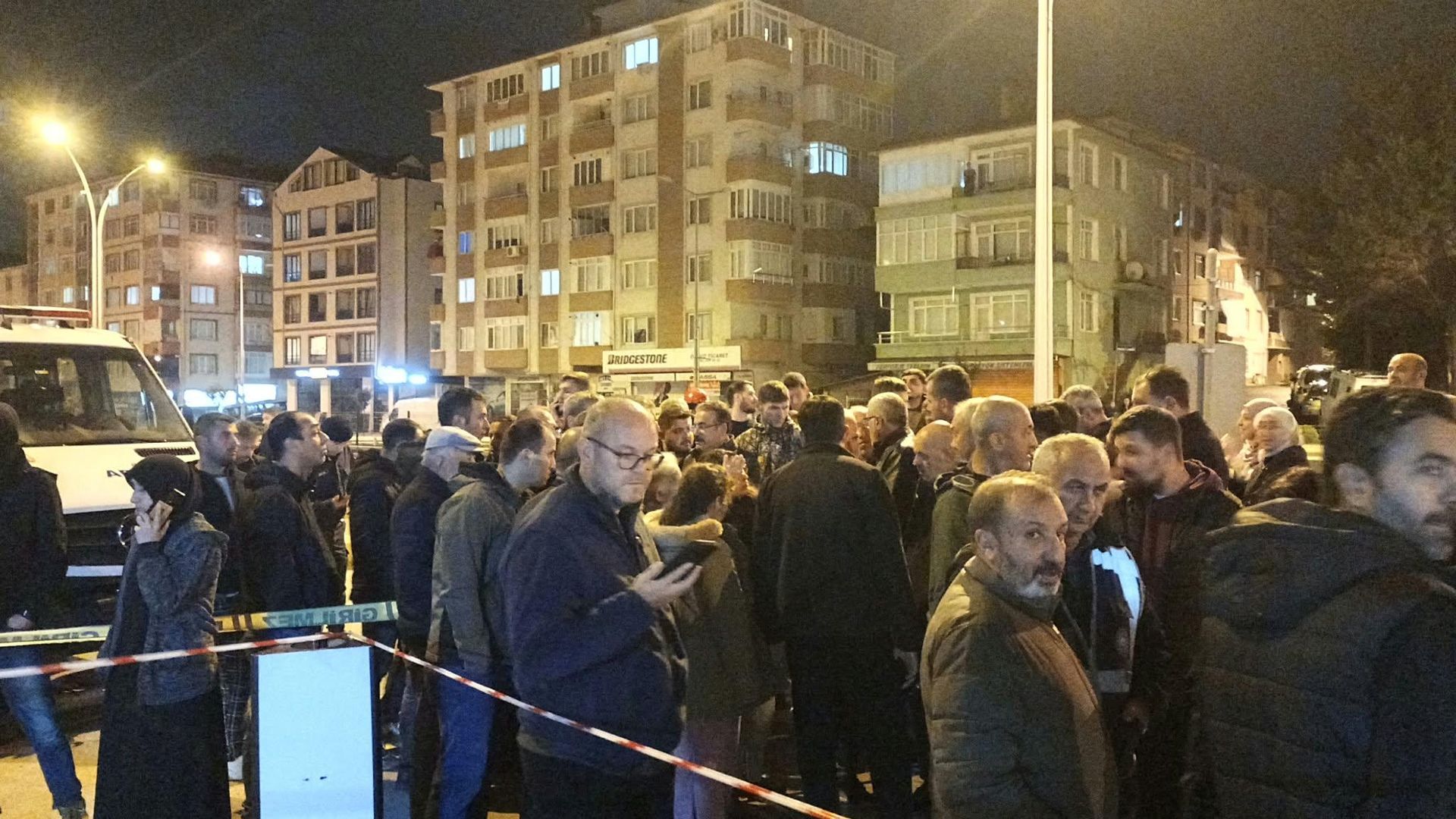 Kocaeli'de 112 Acil Çağrı Merkezi'ne yapılan ihbar sonrası 7 katlı bina boşaltıldı