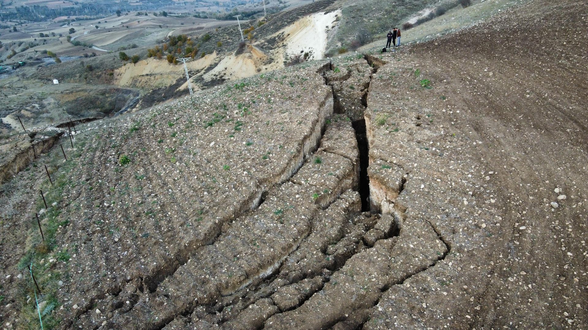 Kentte korkutan hareketlilik: Dev yarıklar oluştu, Valilikten 'uzak durun' açıklaması