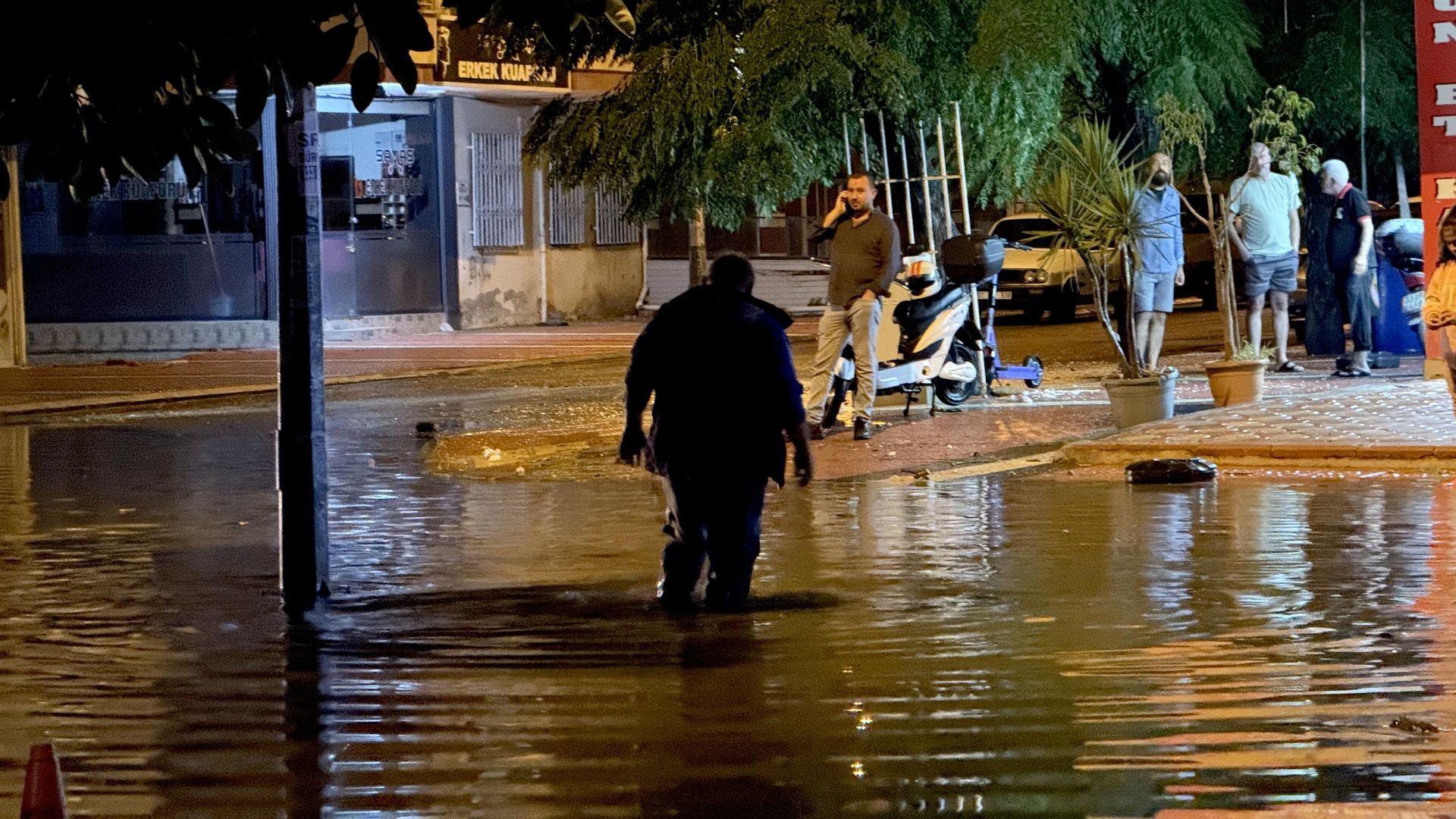Elazığ'da sağanak toprak kaymasına neden oldu