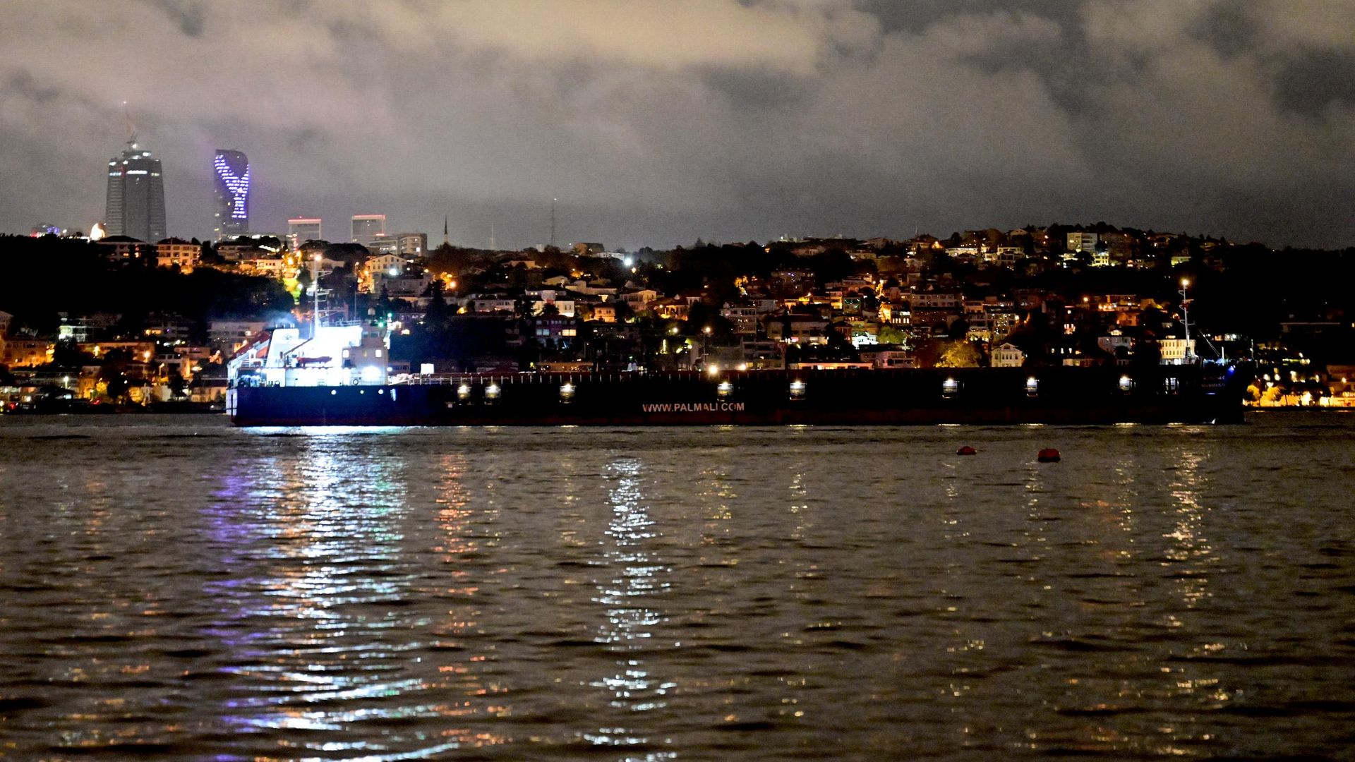 139 metrelik gemi arızalandı: İstanbul Boğazı'nda gemi trafiği geçici olarak askıya alındı