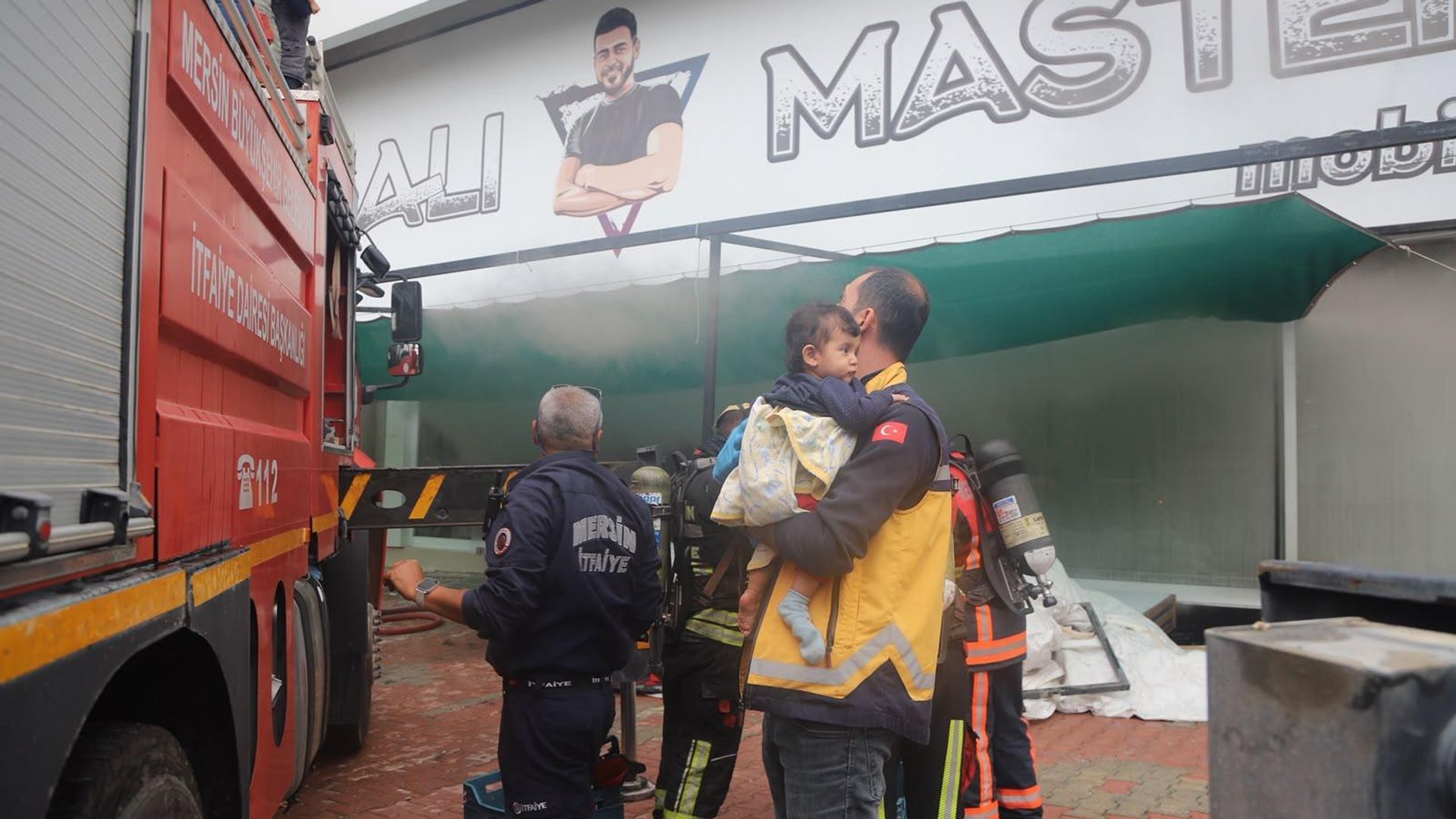 Mersin'de yangında can pazarı yaşandı: 80 kişi son anda kurtarıldı