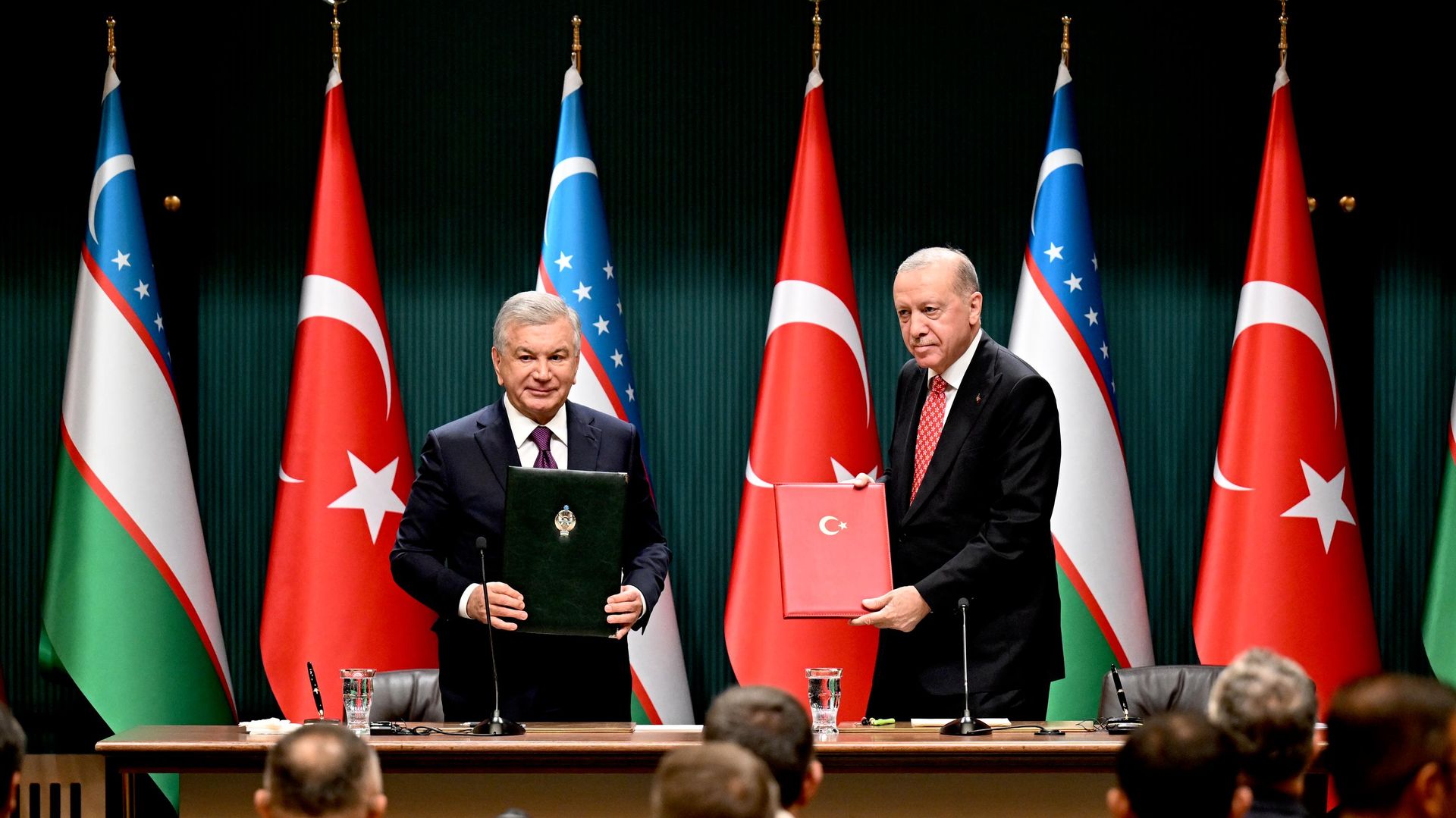 Erdoğan, Özbekistan Cumhurbaşkanı Mirziyoyev ile görüştü: İki ülke arasında 5 anlaşma imzalandı