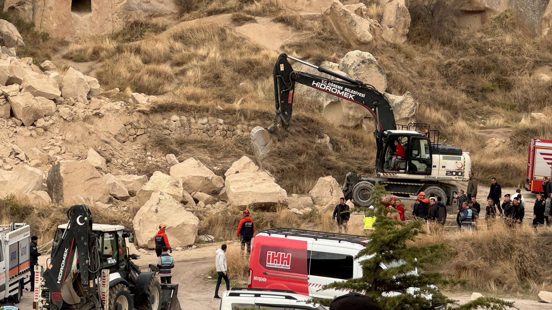 Nevşehir'de peribacasından kopan kaya parçalarının altında kalan 3 kişi hayatını kaybetti