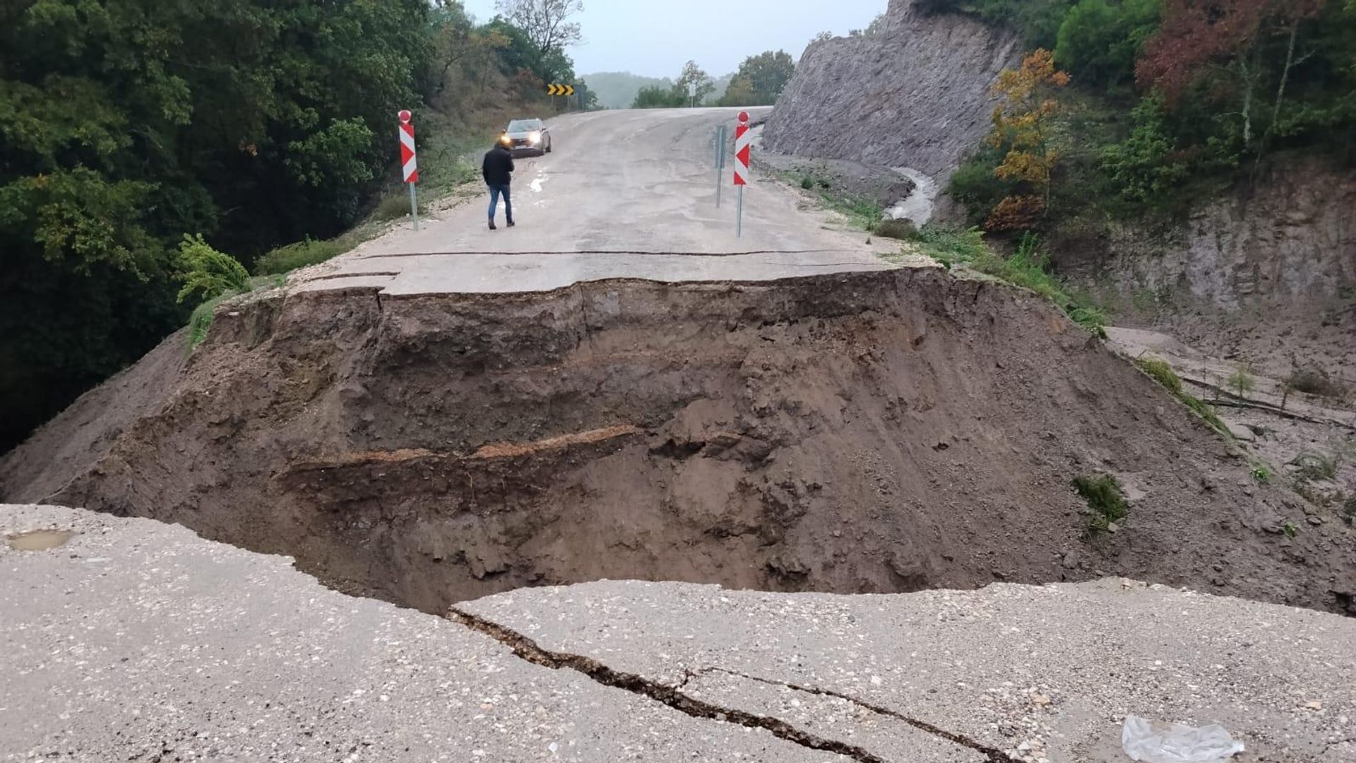 Balıkesir'de sağanak nedeniyle yol çöktü: Yol trafiğe kapatıldı
