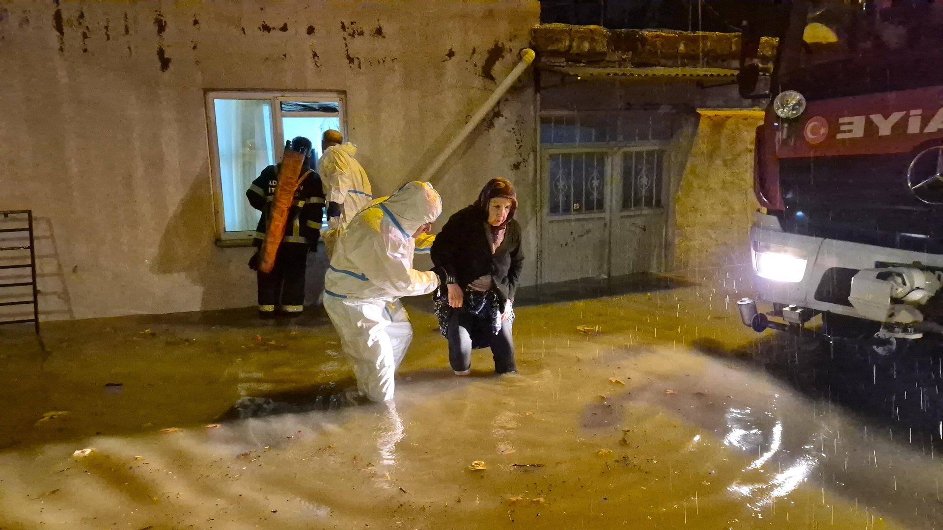 Gece boyu sağanak etkili oldu: Gaziosmanpaşa'da yol çöktü, Adıyaman’da mahsur kalan kadın camdan kurtarıldı
