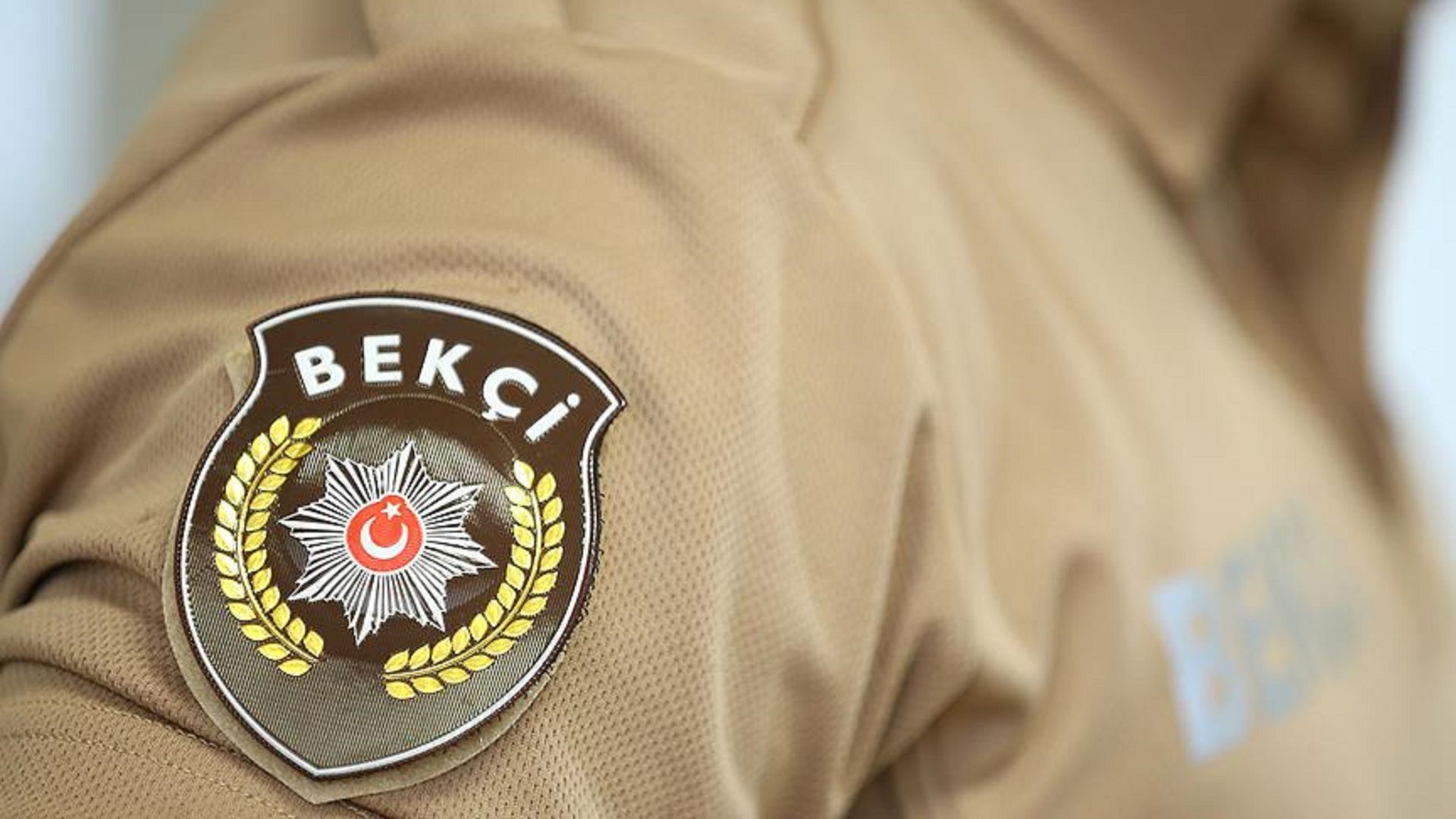 Avcılar'da okul önünde trafik kavgası: Bekçi bir veliyi vurdu, 7 suç kaydı ortaya çıktı